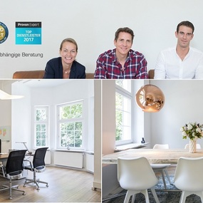 Modernes Büro eines Versicherungsmaklers mit Beratungsteam und Auszeichnungen an der Wand.